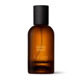 Bernsteinfarbene Flasche des Aesop Evoking Eidesis Eau de Parfum aus Glas mit schwarzem Verschluss vor weißem Hintergrund.