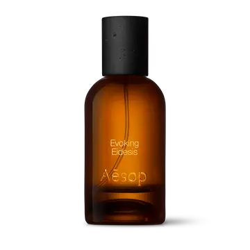 Bernsteinfarbene Flasche des Aesop Evoking Eidesis Eau de Parfum aus Glas mit schwarzem Verschluss vor weißem Hintergrund.