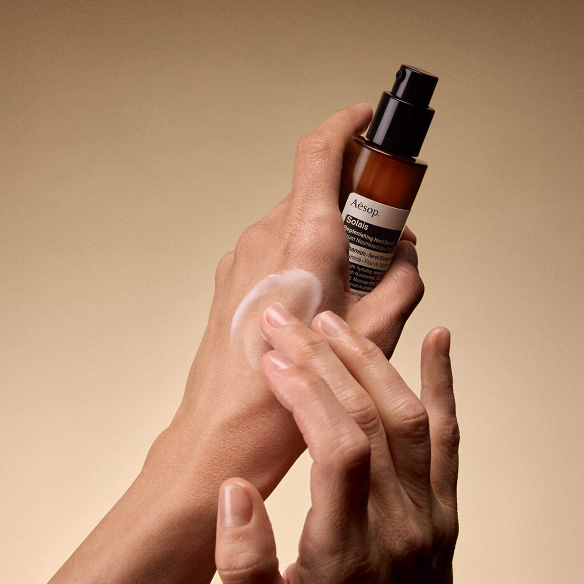 Eine Pumpflasche Solais Replenishing Hand Serum und eine Tube Resurrection Aromatique Hand Balm zusammen in einem   Karton.