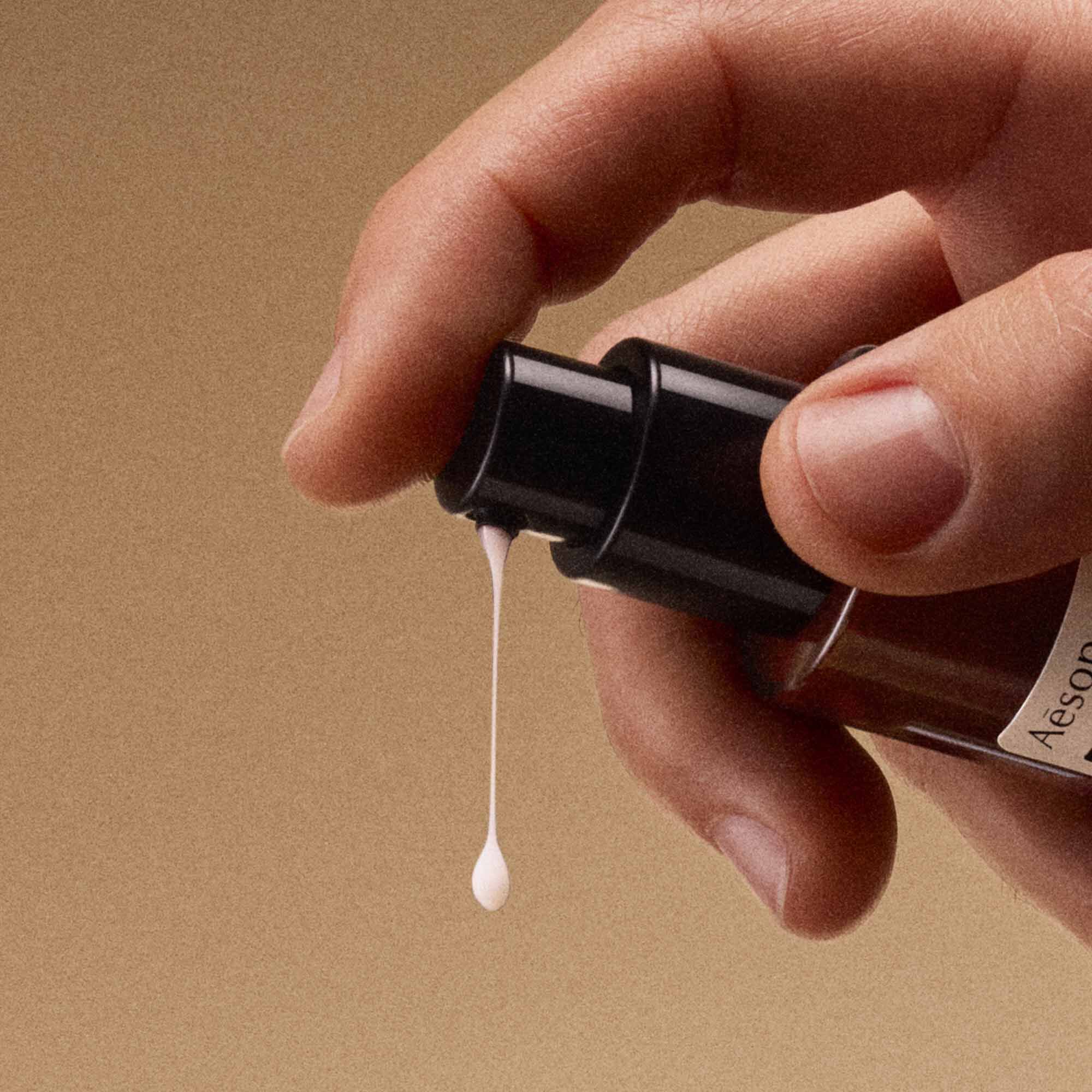 Eine Pumpflasche Solais Replenishing Hand Serum und eine Tube Resurrection Aromatique Hand Balm zusammen in einem   Karton.