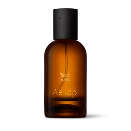 Bernsteinfarbene Flasche des Aesop Tacit Truths Eau de Parfum aus Glas mit schwarzem Verschluss vor weißem Hintergrund.