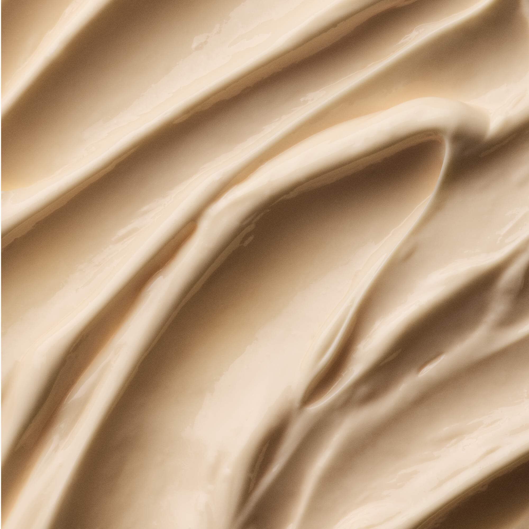 Eine Pumpflasche Solais Replenishing Hand Serum und eine Tube Resurrection Aromatique Hand Balm zusammen in einem   Karton.