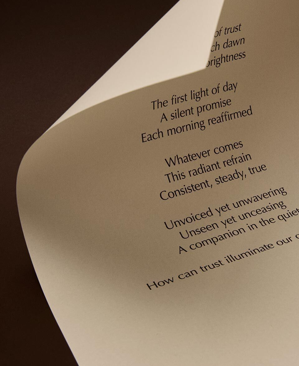 Gerollte cremefarbene Seite mit Gedichttext in Nahaufnahme.